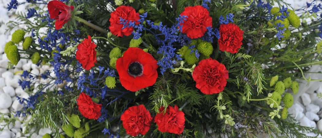 Ofrenda de flores en Lebrija con motivo del Día Internacional del Pueblo Gitano