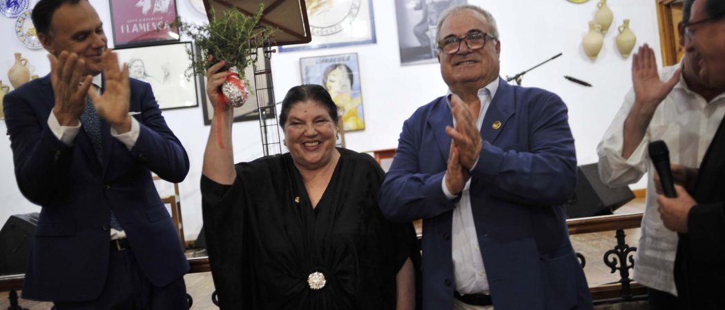 La cantaora Inés Bacán recibe la Giraldilla Flamenca por derecho propio