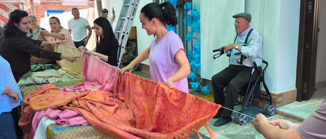 ESTÉTICA Y COLABORACIÓN_El montaje de las Cruces de Mayo en Lebrija