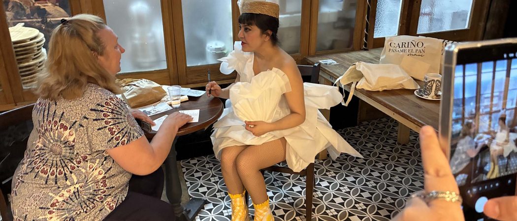 MAUI promociona su disco Cariño, pásame el pan en la panadería Crustum de Sevilla